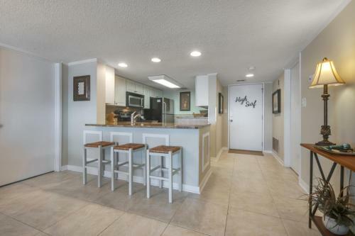 Apartamento High Surf Condo