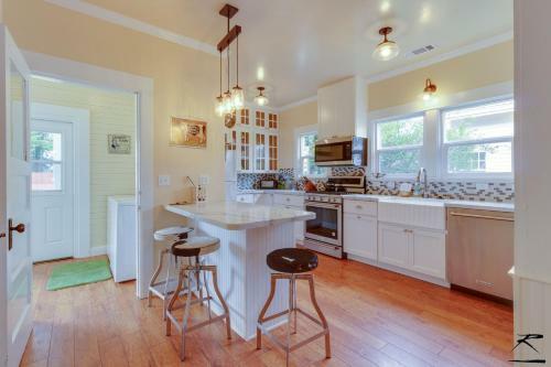 Main Street Craftsman - In Sunny Victorian Ferndale