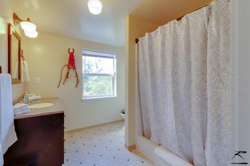 Main Street Craftsman - In Sunny Victorian Ferndale