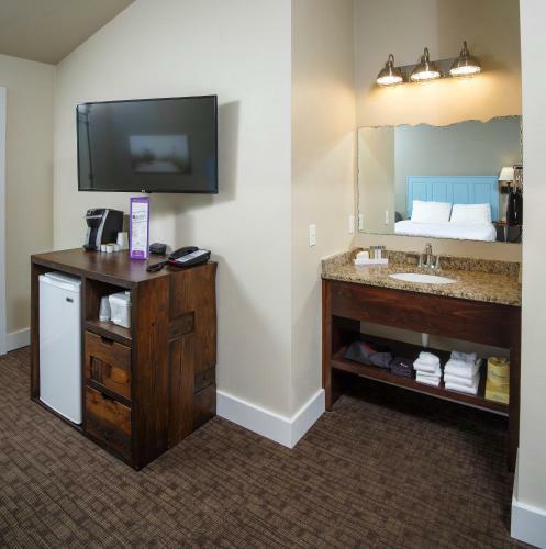 Julie's Park Cafe & Motel