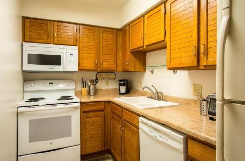 Peaceful Country Club Condo In The Pines