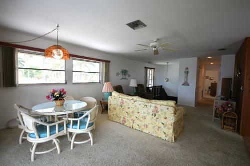 Apartamento 7946 Estero Blvd., Upstairs Duplex