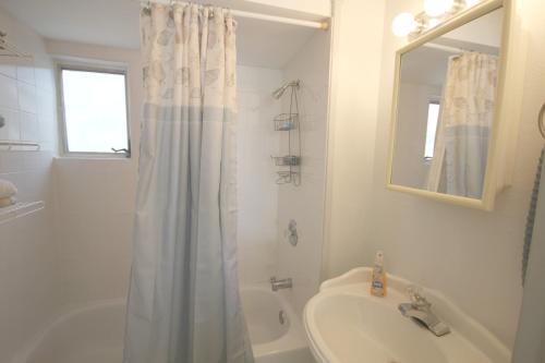 60 Ave E Cottage