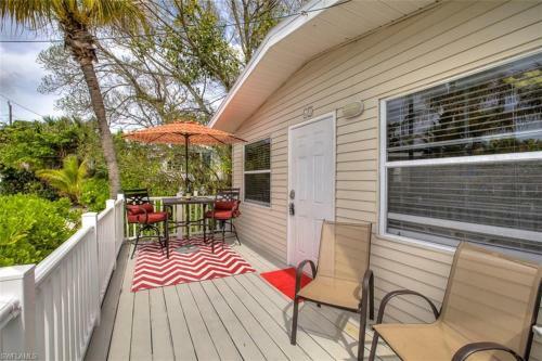 60 Ave E Cottage