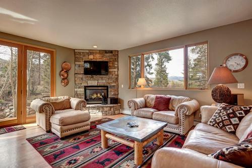 Western Lodge-style Home