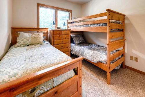 Three-bedroom Townhome 807b At Lake Point Court