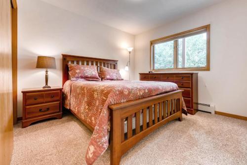 Three-bedroom Townhome 807b At Lake Point Court