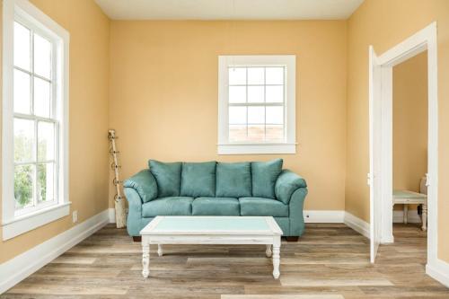 Relaxed At Avenue R: Suite 2