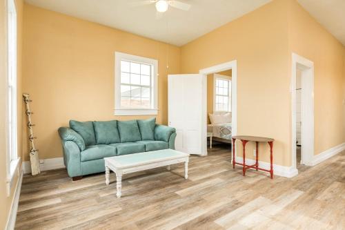 Relaxed At Avenue R: Suite 2