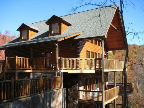Redneck Ritz #724 - Seven Bedroom Cabin
