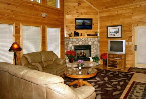 Redneck Ritz #724 - Seven Bedroom Cabin