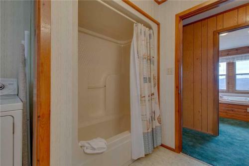 Crestview, 2 Bedrooms, Mountain View, Wifi, Hot Tub, Sleeps 4