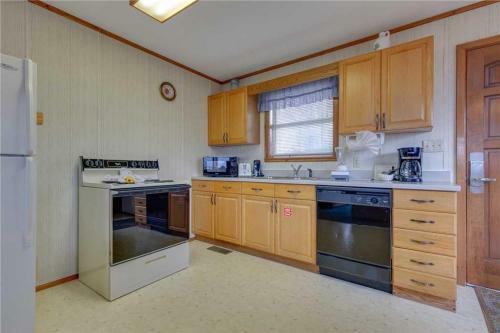 Crestview, 2 Bedrooms, Mountain View, Wifi, Hot Tub, Sleeps 4