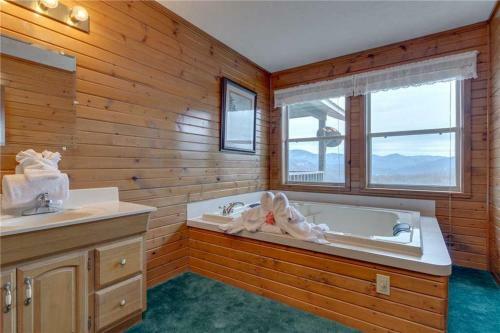Crestview, 2 Bedrooms, Mountain View, Wifi, Hot Tub, Sleeps 4