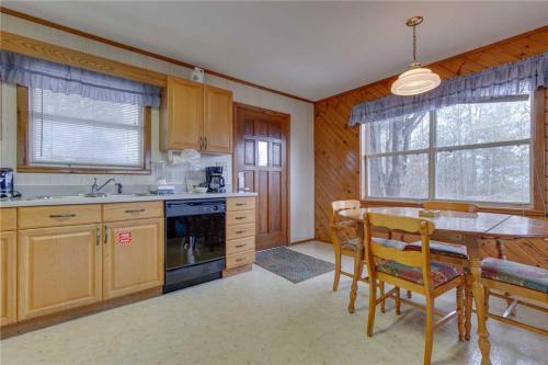 Crestview, 2 Bedrooms, Mountain View, Wifi, Hot Tub, Sleeps 4