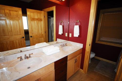 1229 Golden Oak Lodge
