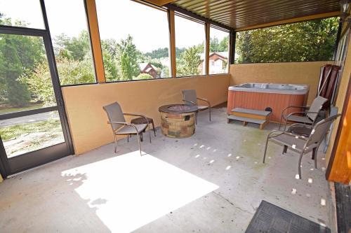 1715 Moonshine Hollow