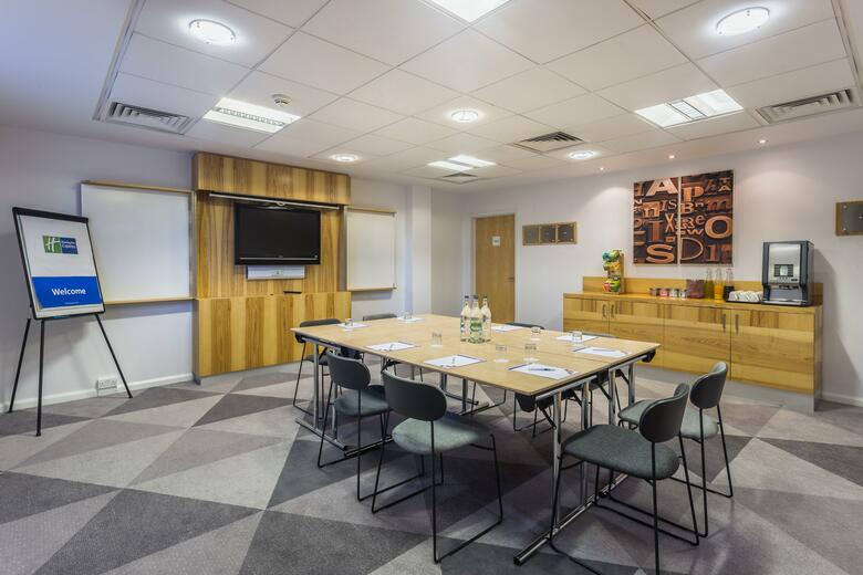 Hotel Holiday Inn Express Watford Junction