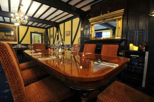 Crown And Cushion Hotel
