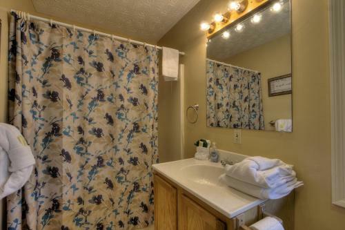 Bear Run Getaway #1136 - Three Bedroom Cabin