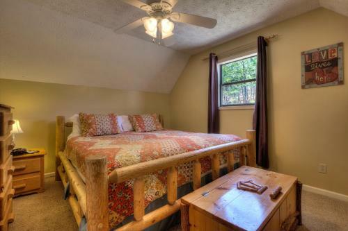 Bear Run Getaway #1136 - Three Bedroom Cabin