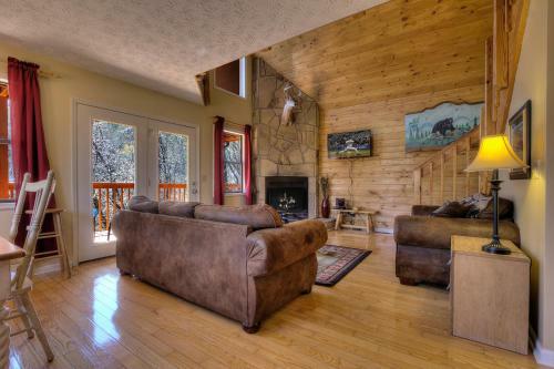 Bear Run Getaway #1136 - Three Bedroom Cabin