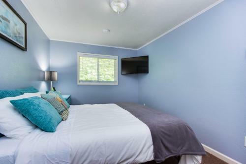 Bright Beach Town Bungalow