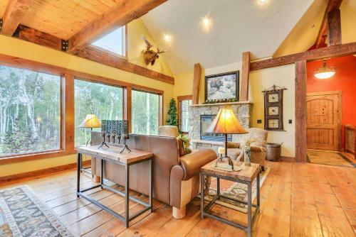 Home In Aspen Forest