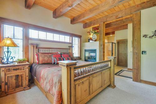 Home In Aspen Forest
