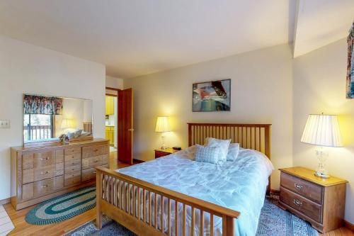 Lake Lodge Beach (04-040)
