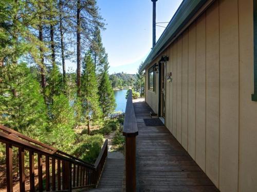 Lakefront Cabin (01/440)