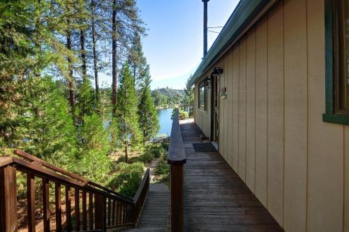 Lakefront Cabin (01/440)