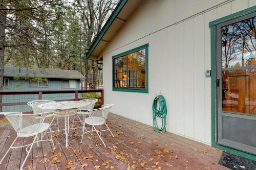 Charm By The Lake (01-053)