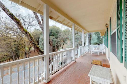 Peaceful Porch Cottage