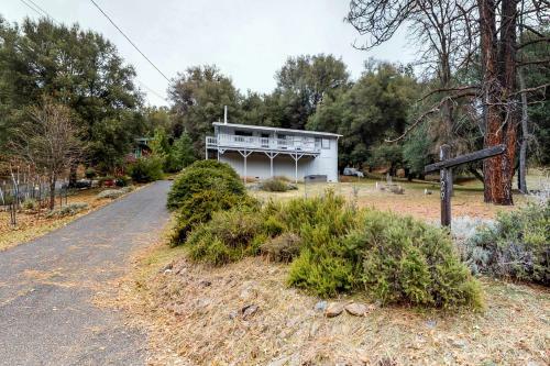 Quiet Home On The Hill (04-329)