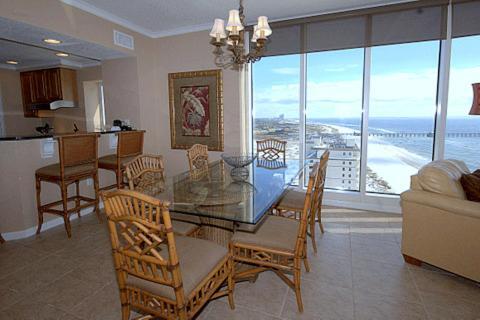Colonnades 1901 Apartment