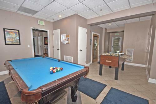 Crystal Shores West 1007 Apartment