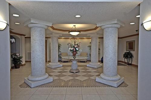 Colonnades 1202 Apartment