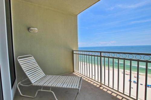 Colonnades 1202 Apartment
