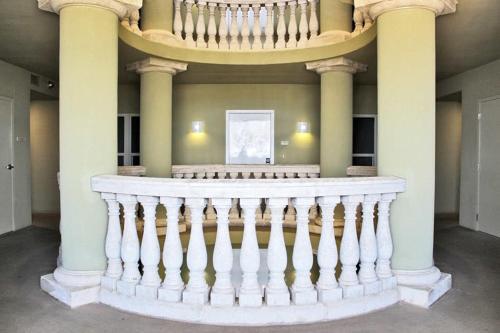 Colonnades 1202 Apartment