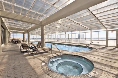 Colonnades 1202 Apartment