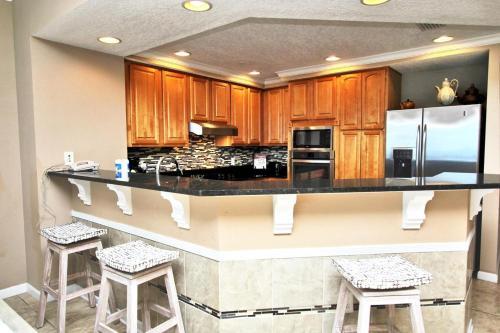 Colonnades 1202 Apartment