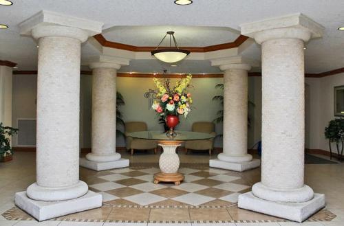 Colonnades 1202 Apartment