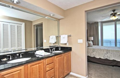 Colonnades 1202 Apartment