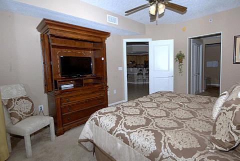 Colonnades 1202 Apartment