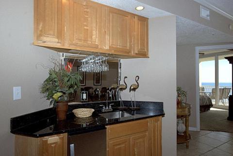 Colonnades 1202 Apartment
