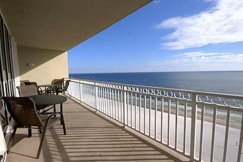 Colonnades 1202 Apartment