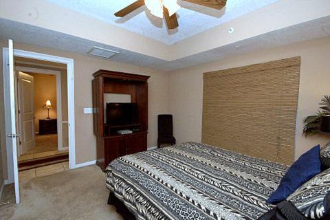 Colonnades 1202 Apartment