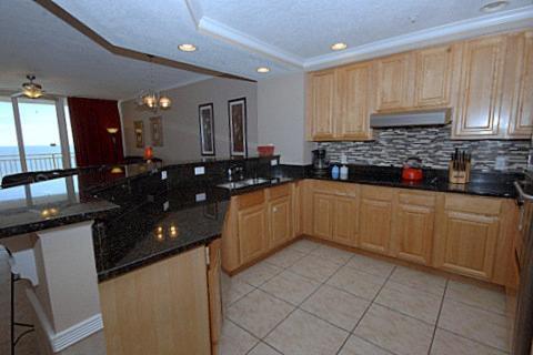 Colonnades 1202 Apartment