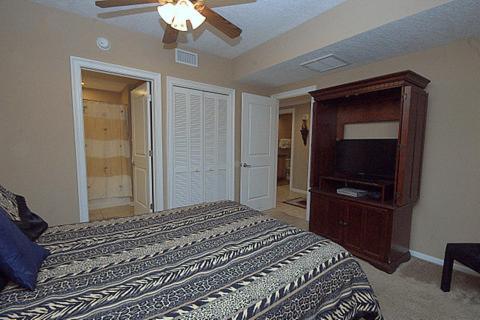 Colonnades 1202 Apartment